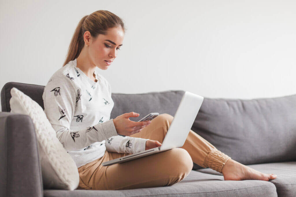 Využijte více volného času woman sitting couch with laptop