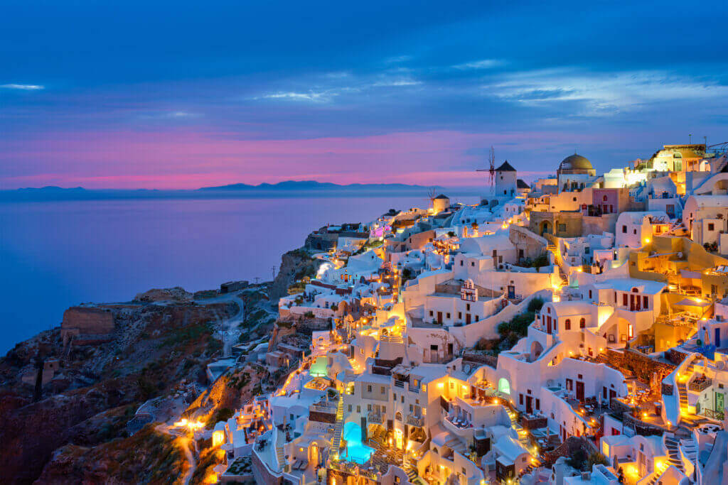 Recenze cestovní kanceláře Blue Style famous greek iconic selfie spot tourist destination oia village with traditional white houses windmills santorini island evening blue hour greece